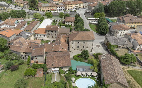 Villa Senio: Bâtiment, Mur, Maison, Zone Résidentielle, Toit, Quartier, Façade, Ville, Architecture, Domicile