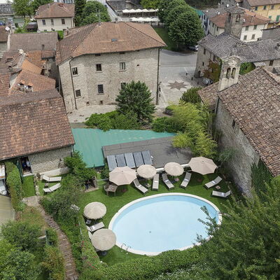 Villa Senio: Maison, Mobilier De Jardin, Établissements Humains, Parapluie, Cour, Biens, Hacienda, Cour, Piscine, Aménagement Paysager
