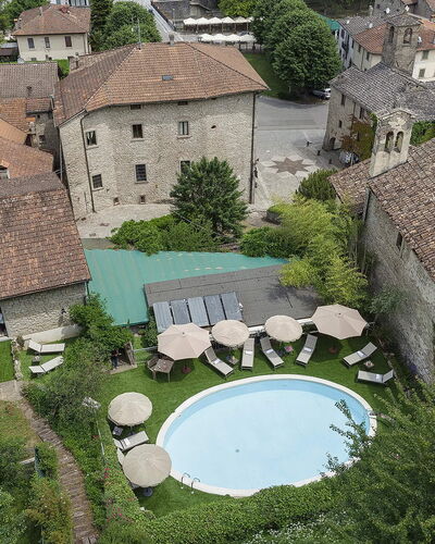 Villa Senio: Maison, Mobilier De Jardin, Établissements Humains, Parapluie, Cour, Biens, Hacienda, Cour, Piscine, Aménagement Paysager