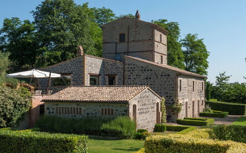 Villa Collombroso: Arbuste, Jardin, Biens, Chalet, Pelouse, Aménagement Paysager, Ferme, Cour, Haie, Villa