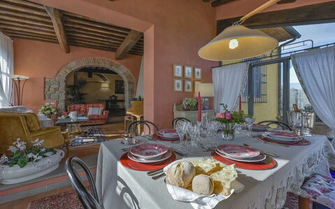 Villa delle Rose: Meubles, Design Intérieur, Mur, Chaise, Table, Salle À Manger, Table Cuisine Et Salle A Manger, Sol, Pièce, Éclairage