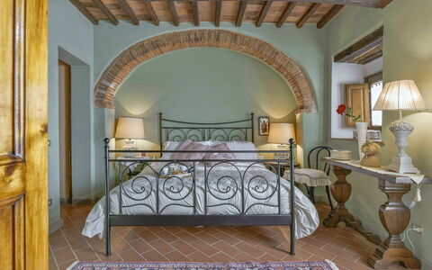 Villa delle Rose: Meubles, Design Intérieur, Lit, Chambre, Plafond, Sol, Literie, Pièce, Sol, Cadre De Lit