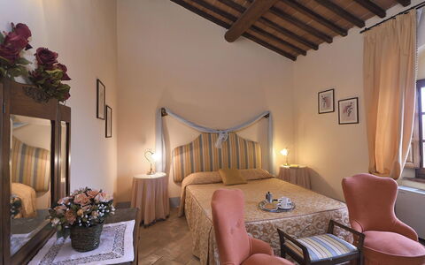 Villa Michelangelo: Meubles, Lit, Mur, Chambre, Design Intérieur, Textile, Linge, Literie, Drap De Lit, Pièce