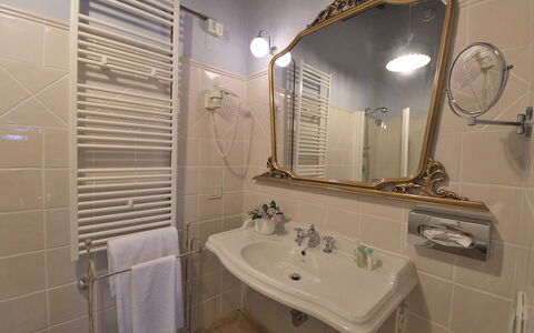 Villa Michelangelo: Design Intérieur, Sol, Pièce, Sol, Meubles, Luminaire Plomberie, Plafond, Robinet, Plomberie, Salle De Bains