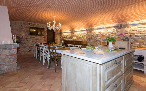 Il Podere: Meubles, Sol, Design Intérieur, Bois, Plafond, Cuisine, Sol, Comptoir, Cabinetry, Éclairage