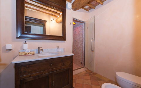 Il Podere: Luminaire Plomberie, Mur, Sol, Salle De Bains, Design Intérieur, Lavabo, Bois, Sol, Évier, Robinet