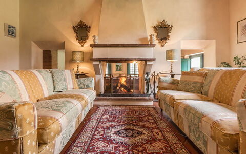 Villa Il Castagno: Meubles, Mur, Design Intérieur, Canapé, Sol, Salon, Sol, Pièce, Éclairage, Domicile