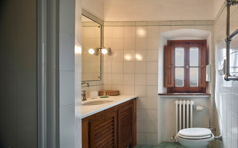 Villa Novellina: Lavabo, Mur, Luminaire Plomberie, Sol, Évier, Salle De Bains, Design Intérieur, Sol, Robinet, Armoire De Toilette