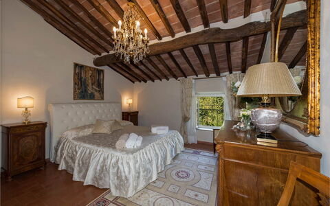 Villa Vorno: Meubles, Lit, Chambre, Mur, Literie, Drap De Lit, Design Intérieur, Linge, Domicile, Cadre De Lit