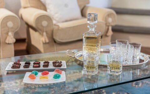 Villa Monterchi: Vaisselle, Drinkware, Serveware, Verre, Aliments, Bar, Dessert, Nourriture À Manger Avec Les Doigts, Bouteille En Verre