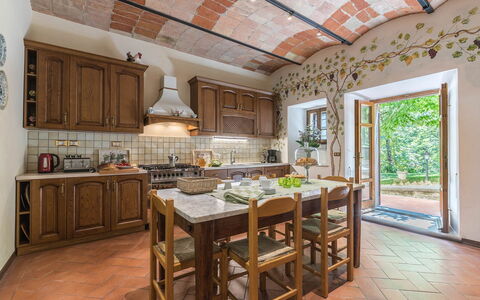 Villa Monterchi: Meubles, Design Intérieur, Sol, Bois, Plafond, Sol, Cuisine, Comptoir, Salle À Manger, Table Cuisine Et Salle A Manger