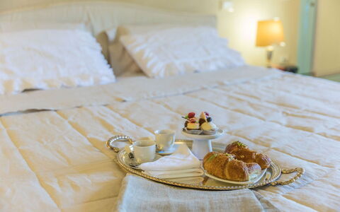 Villa Monterchi: Meubles, Linge, Chambre, Design Intérieur, Lit, Literie, Textile, Pièce, Drap De Lit, Éclairage