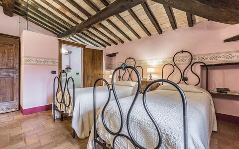 Villa Panorama: Hôtel, Cadre De Lit, Lit, Chambre, Villa, Literie, Lampe