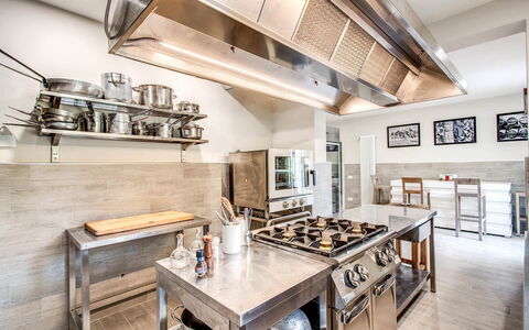 Villa la Brezza: Cuisine, Appareil De Cuisine, Comptoir, Design Intérieur, Sol, Principaux Appliance, Bois, Électroménager, Plafond, Meubles