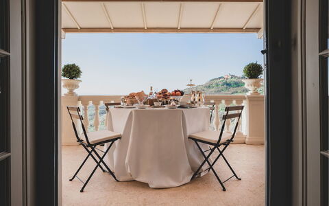 Villa la Brezza: Meubles, Chaise, Mobilier De Jardin, Table, Tableau De Plein Air, Balcon, Ombre, Restaurant, Pot De Fleur, Table Cuisine Et Salle A Manger