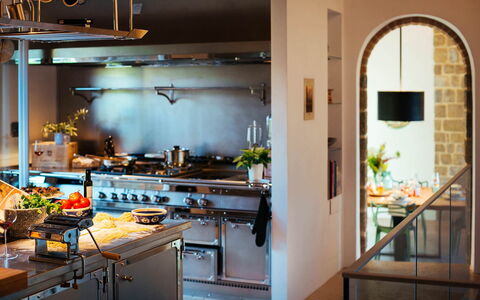 Villa Torre del Chianti: Cuisine, Design Intérieur, Comptoir, Appareil De Cuisine, Éclairage, Meubles, Plafond, Luminaire, Cuisinière, Cabinetry