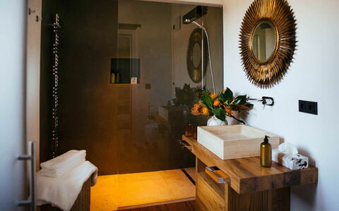 Villa Torre del Chianti: Design Intérieur, Lavabo, Bois, Luminaire Plomberie, Salle De Bains, Sol, Éclairage, Robinet, Sol, Plomberie