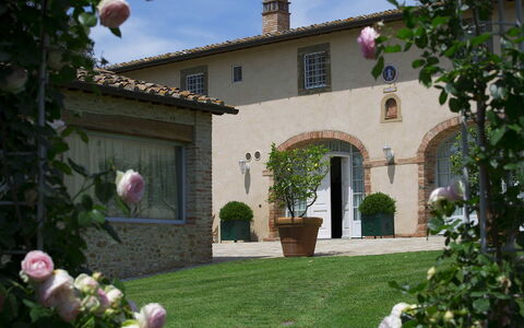Villa Chianti: Biens, Pot De Fleur, Jardin, Cour, Hacienda, Allée, Villa, Cour, Plante D'Appartement, Aménagement Paysager