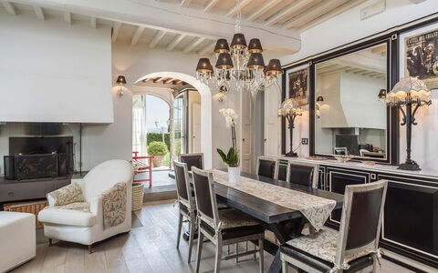 Villa Chianti: Meubles, Design Intérieur, Plafond, Sol, Luminaire, Salle À Manger, Éclairage, Chaise, Domicile, Table Cuisine Et Salle A Manger