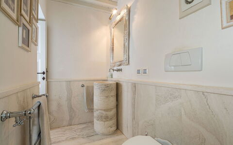 Villa Chianti: Sol, Luminaire Plomberie, Sol, Design Intérieur, Robinet, Plomberie, Tuile, Salle De Bains, Évier, Marbre