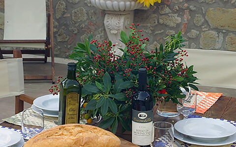 Villa Montichiello: Meubles, Table, Vaisselle, Nappe De Table, Fruit, Aliments, Chaise, Serveware, Mobilier De Jardin, Tableau De Plein Air