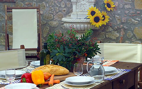 Villa Montichiello: Meubles, Table, Bois, Chaise, Design Intérieur, Table Cuisine Et Salle A Manger, Nappe De Table, Pot De Fleur, Salle À Manger, Tableau De Plein Air