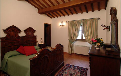 Villa Montichiello: Meubles, Design Intérieur, Bois, Sol, Plafond, Chambre, Lit, Pièce, Sol, Éclairage