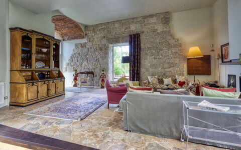 La Rocca di Monteggiori: Meubles, Mur, Sol, Design Intérieur, Sol, Plafond, Canapé, Salon, Pièce, Chaise