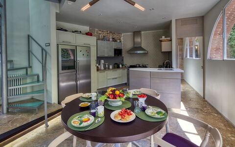 La Rocca di Monteggiori: Design Intérieur, Meubles, Cuisine, Sol, Plafond, Comptoir, Éclairage, Chaise, Luminaire, Sol