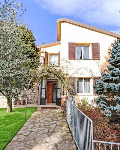 Villa Elisa: Façade, Toit, Énergie Solaire, Ombre, Énergie Solaire, Cabanon, Siding