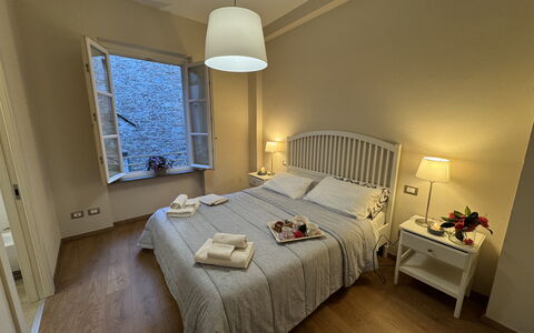 Casa Anna 13: Chambre, Meubles, Lit, Drap De Lit, Sol, Literie, Cadre De Lit, Plafond, Design Intérieur, Pièce