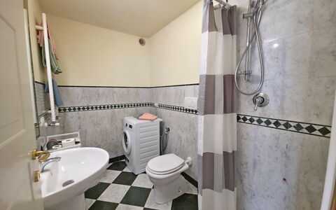 Appartamento Botrici: Siège De Toilette, Toilette, Luminaire Plomberie, Sol, Salle De Bains, Sol, Design Intérieur, Plomberie, Évier, Tuile