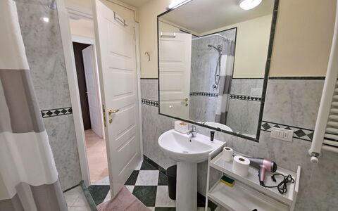 Appartamento Botrici: Sol, Sol, Design Intérieur, Pièce, Luminaire Plomberie, Plomberie, Toilette, Tuile, Appartement