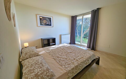 Appartamento Botrici: Lit, Design Intérieur, Chambre, Sol, Sol, Meubles, Mur, Drap De Lit, Literie, Bois