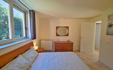 Appartamento Botrici: Lit, Meubles, Design Intérieur, Chambre, Bois, Sol, Sol, Plafond, Pièce, Drap De Lit