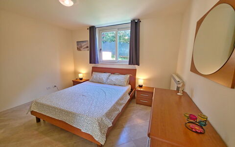 Appartamento Botrici: Meubles, Bois, Lit, Sol, Chambre, Sol, Design Intérieur, Pièce, Plafond, Drap De Lit