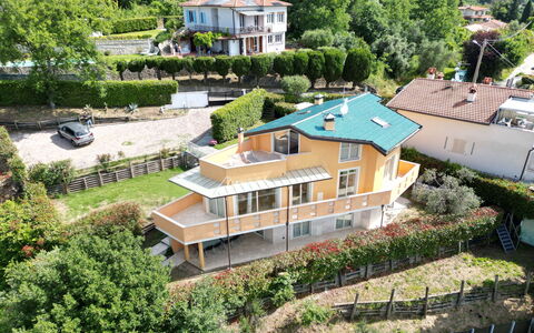 Appartamento Botrici: Bâtiment, Zone Résidentielle, Maison, Domicile, Toit, Arbuste, Établissements Humains, Chalet, Biens, Balcon