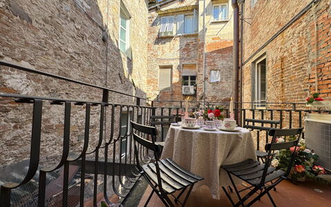 Casa Elena 13: Pot De Fleur, Brique, Plante D'Appartement, Balcon, Chaise, Brickwork, Balustrade, Tableau De Plein Air, Balustre, Mobilier De Jardin