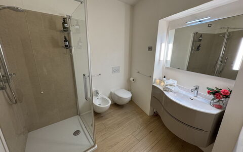 Casa Elena 13: Sol, Luminaire Plomberie, Salle De Bains, Sol, Design Intérieur, Lavabo, Évier, Plomberie, Robinet, Pièce