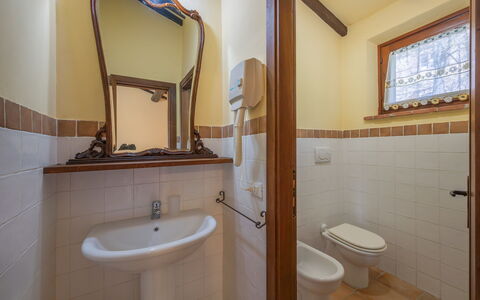 Il Giuncheto, Pool, Amazing View, Umbrian Countrys: Luminaire Plomberie, Bois, Design Intérieur, Salle De Bains, Sol, Sol, Lavabo, Plomberie, Robinet, Pièce