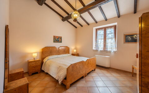 Il Giuncheto Apartments, Pool, Umbrian Countryside: Lit, Meubles, Chambre, Design Intérieur, Mur, Drap De Lit, Literie, Bois, Plafond, Pièce