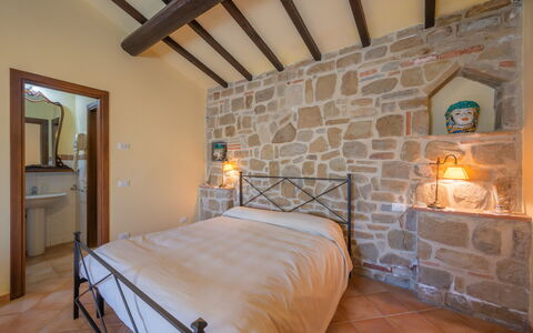 Il Giuncheto Apartments, Pool, Umbrian Countryside: Meubles, Design Intérieur, Mur, Sol, Plafond, Sol, Éclairage, Pièce, Lit, Chambre