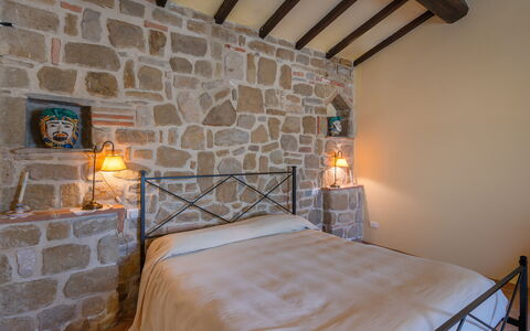 Il Giuncheto Apartments, Pool, Umbrian Countryside: Meubles, Mur, Design Intérieur, Lit, Chambre, Plafond, Sol, Sol, Éclairage, Pièce