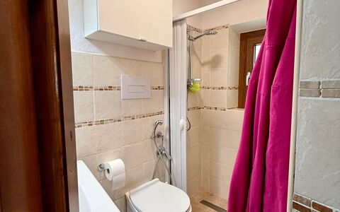 Borgo Antico, Pool, Barberino del Mugello: Sol, Luminaire Plomberie, Sol, Bois, Salle De Bains, Évier, Design Intérieur, Toilette, Lavabo, Robinet