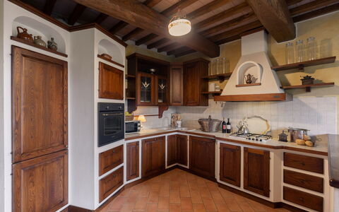 Villa Essiccatoio: Cuisine, Bois, Design Intérieur, Meubles, Sol, Cabinetry, Comptoir, Principaux Appliance, Plafond, Appareil De Cuisine