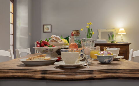 Villa Essiccatoio: Vaisselle, Meubles, Serveware, Table, Design Intérieur, Vaisselle, Aliments, Porcelaine, Drinkware, Table Cuisine Et Salle A Manger