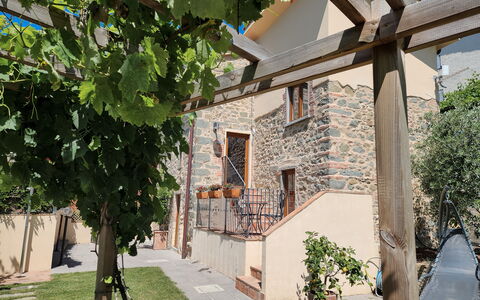 Il Casale di San Jacopo con Piscina Privata: Pot De Fleur, Ombre, Jardin, Cour, Plante D'Appartement, Aménagement Paysager, Cour, Arrière-Cour, Structure En Plein Air, Balcon