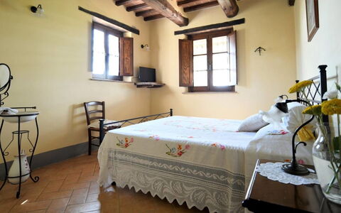 Terre di Giano Private Pool and View, Umbria: Meubles, Design Intérieur, Sol, Chambre, Lit, Sol, Pièce, Linge, Plafond, Éclairage