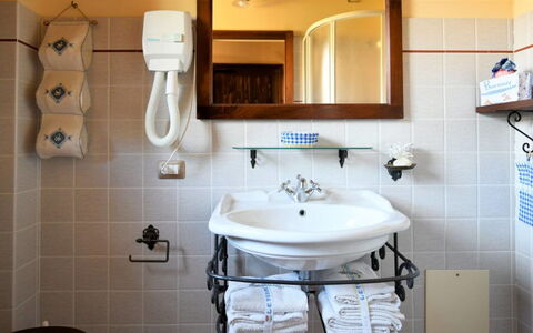 Terre di Giano Private Pool and View, Umbria: Design Intérieur, Luminaire Plomberie, Sol, Meubles, Lavabo, Sol, Évier, Robinet, Éclairage, Salle De Bains