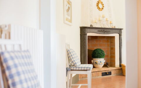 Villa Camelia: Meubles, Mur, Design Intérieur, Bois, Sol, Sol, Éclairage, Pièce, Cadre, Salon